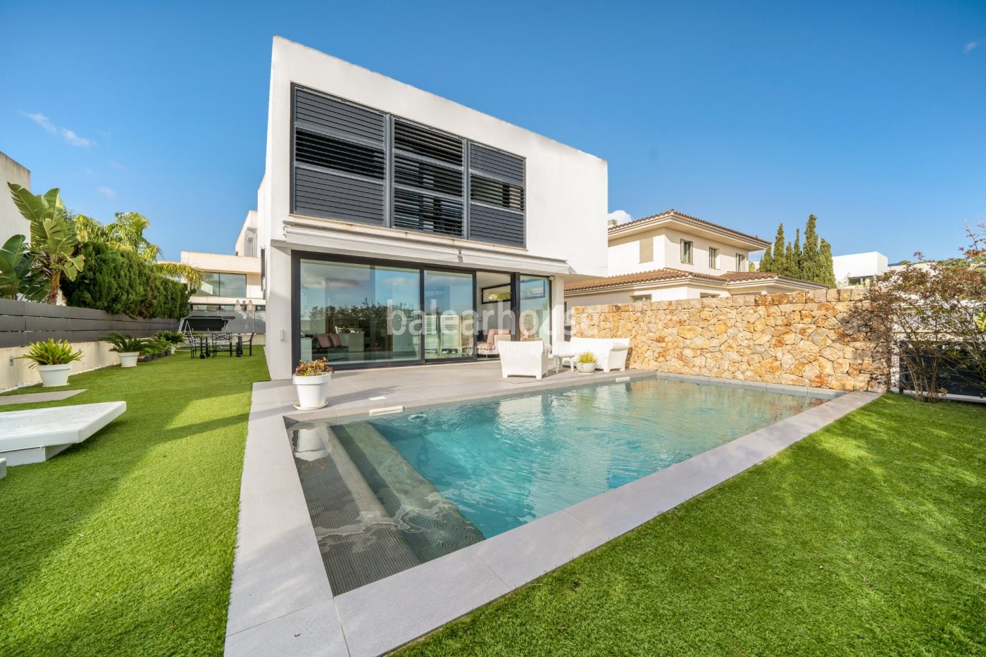Bright and modern villa with garden and swimming pool located in a green area of Palma.