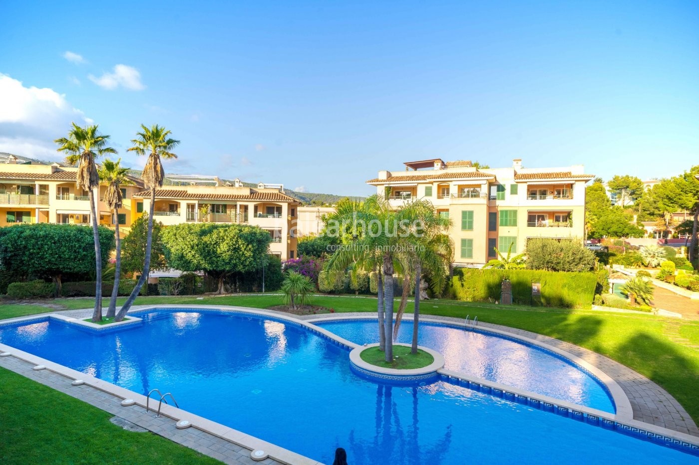 Stunning duplex penthouse with private sun terrace in the coastal area of Bendinat.