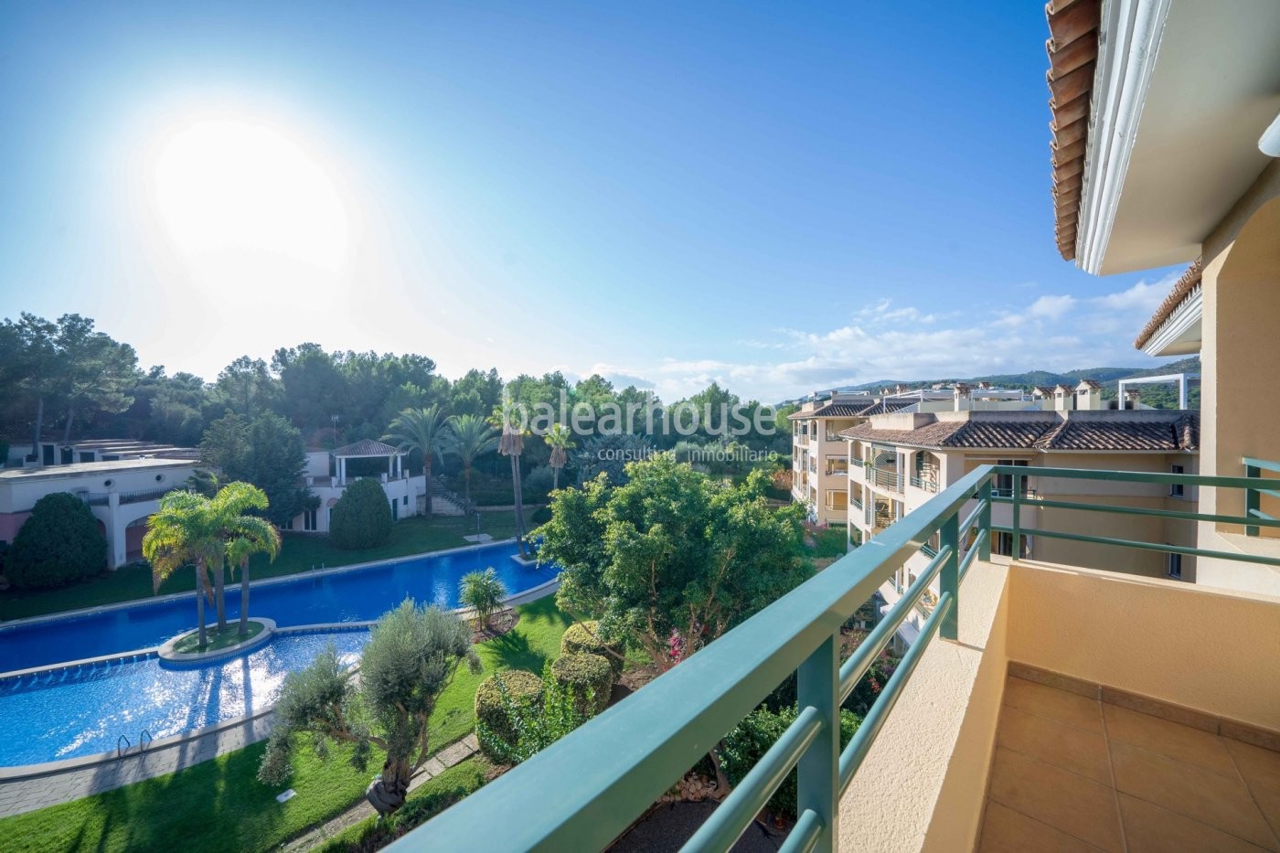 Confortable ático dúplex con solárium privado en la prestigiosa área frente al mar de Bendinat