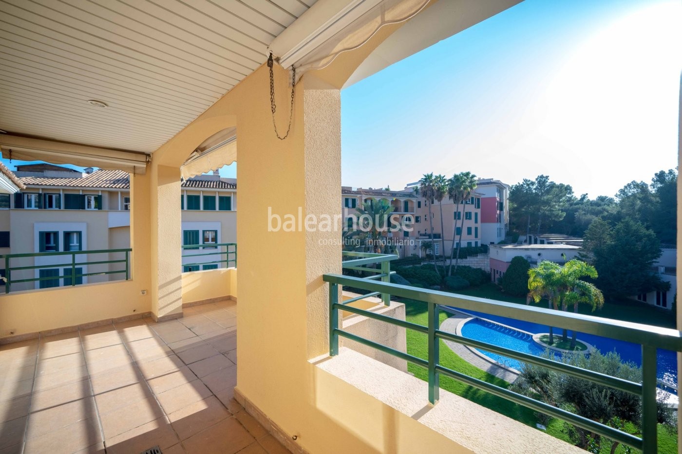 Confortable ático dúplex con solárium privado en la prestigiosa área frente al mar de Bendinat