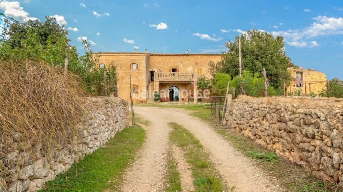 Fantastische rustikale Finca im Zentrum von Mallorca, umgeben von einem großen Grundstück und Natur.