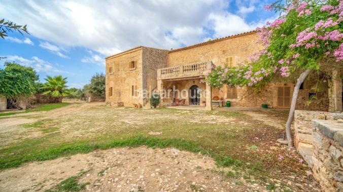 Fantastische rustikale Finca im Zentrum von Mallorca, umgeben von einem großen Grundstück und Natur.