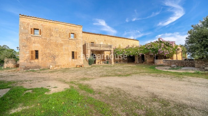 Fantastische rustikale Finca im Zentrum von Mallorca, umgeben von einem großen Grundstück und Natur.