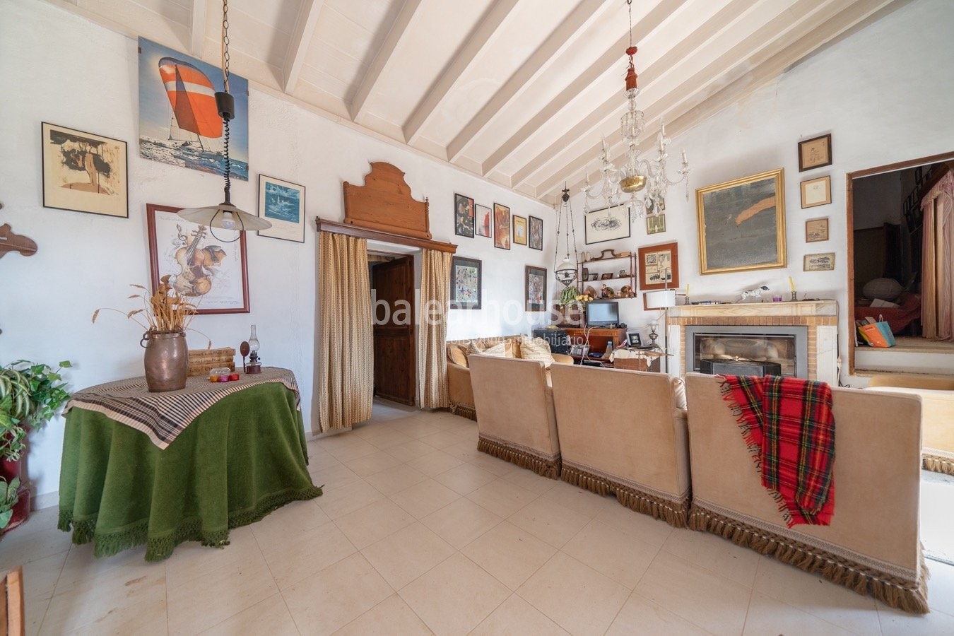 Fantastic rustic finca in the centre of Mallorca surrounded by a large plot of land nature.