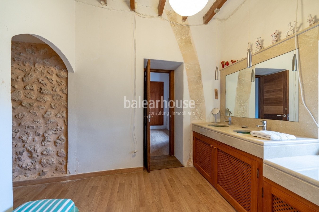 Fantastic rustic finca in the centre of Mallorca surrounded by a large plot of land nature.