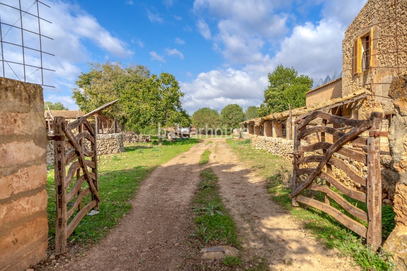 Fantastic rustic finca in the centre of Mallorca surrounded by a large plot of land nature.