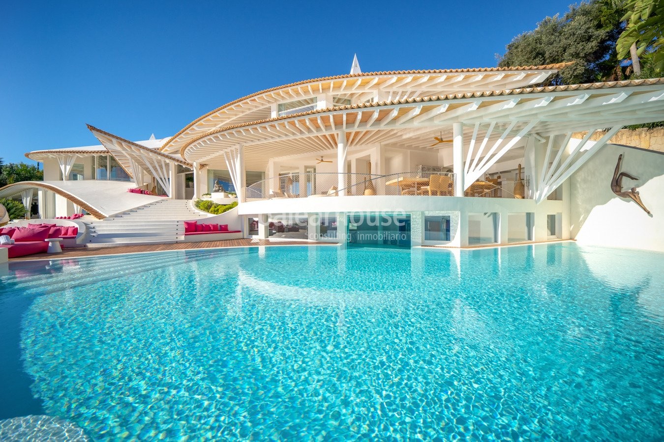 Villa de excepcional arquitectura fundida con las mejores vistas a la bahía y acceso directo al mar.