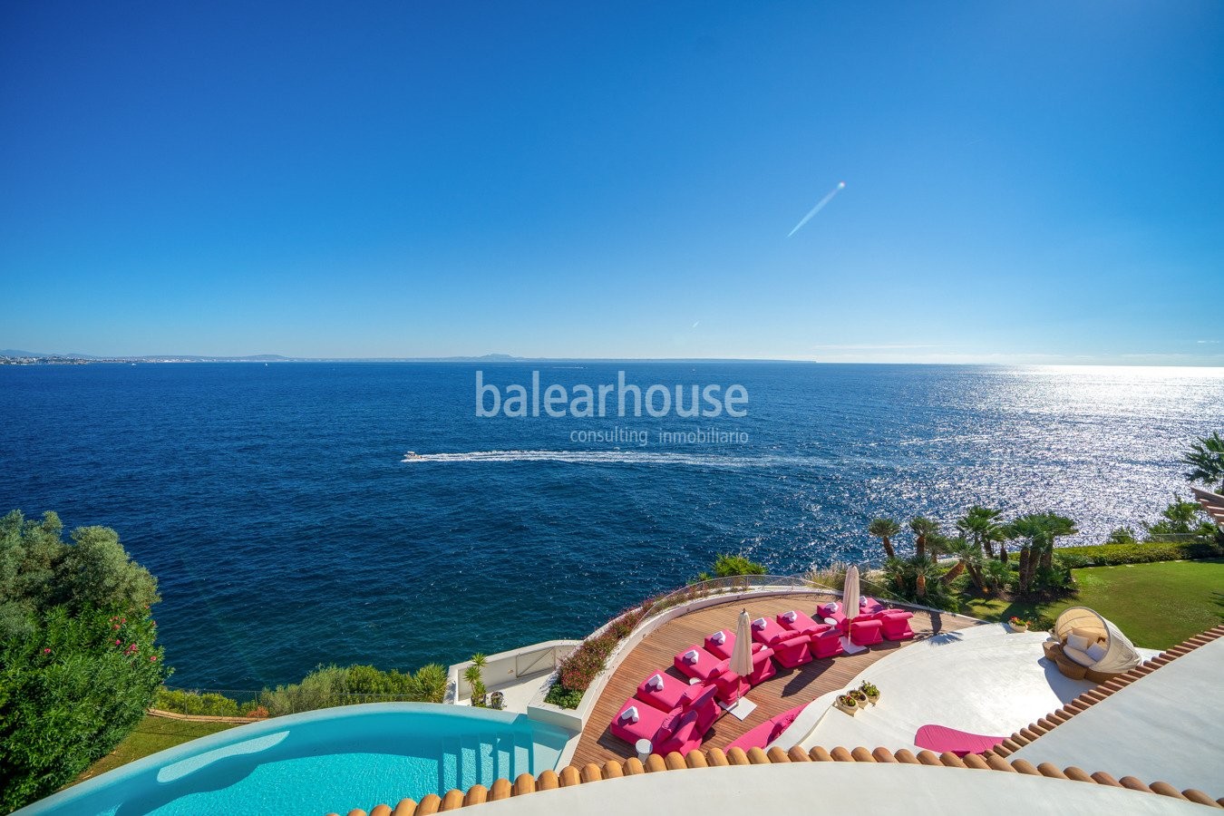 Villa de excepcional arquitectura fundida con las mejores vistas a la bahía y acceso directo al mar.