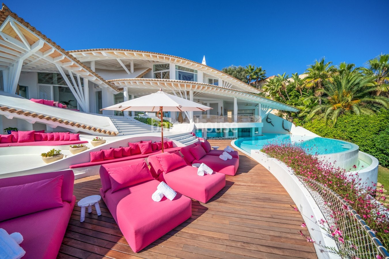 Villa de excepcional arquitectura fundida con las mejores vistas a la bahía y acceso directo al mar.