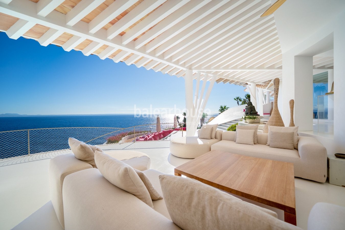 Villa de excepcional arquitectura fundida con las mejores vistas a la bahía y acceso directo al mar.