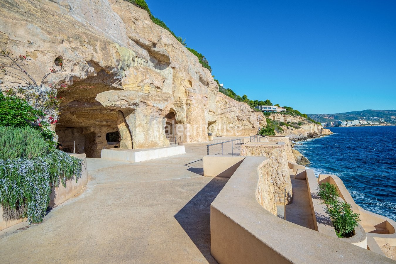 Villa de excepcional arquitectura fundida con las mejores vistas a la bahía y acceso directo al mar.
