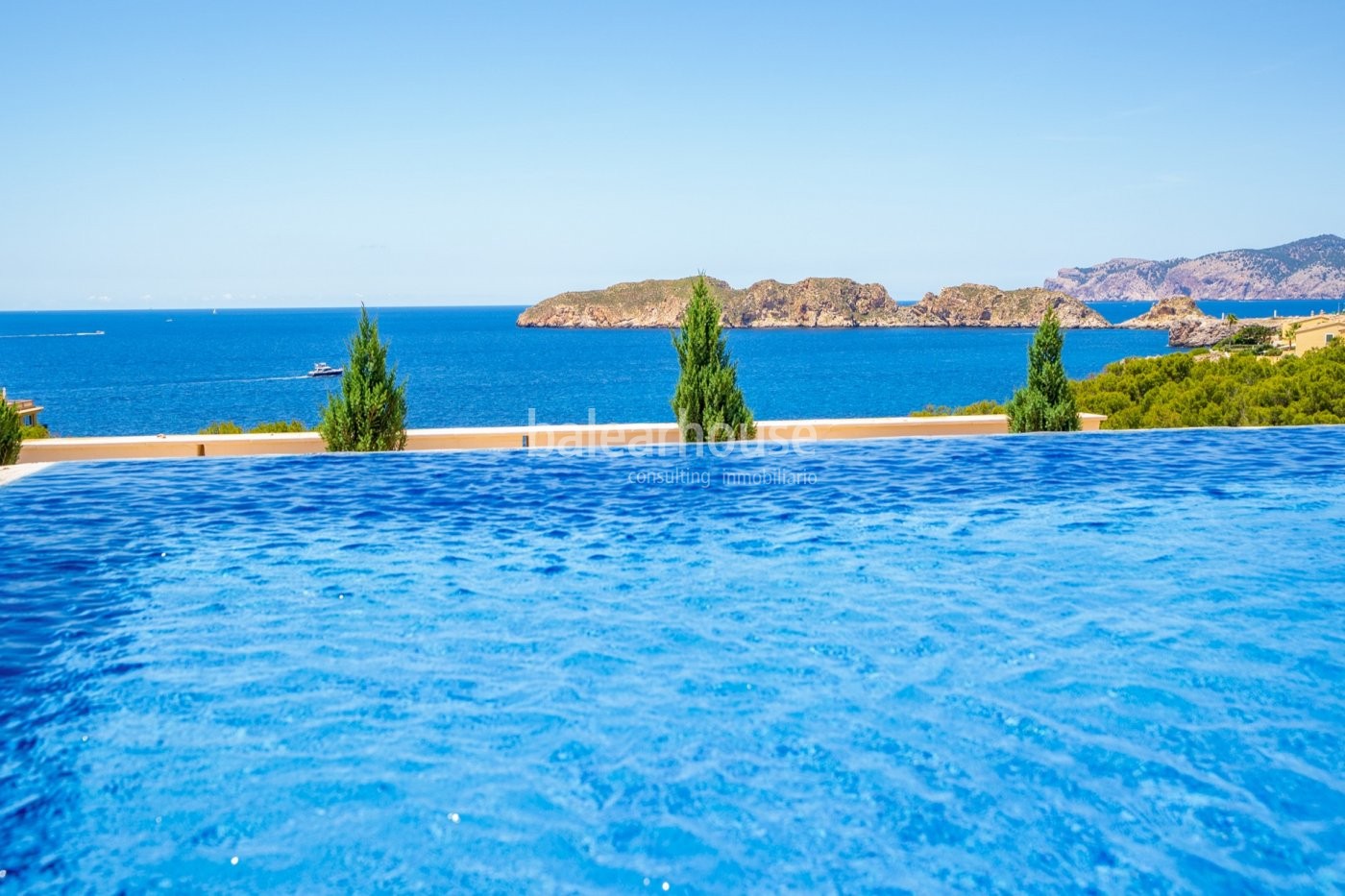 Vistas de increíble belleza al mar en Santa Ponsa desde este espectacular ático con piscina privada.