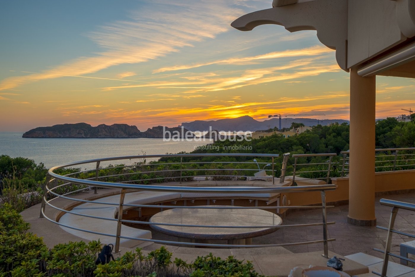 Vistas de increíble belleza al mar en Santa Ponsa desde este espectacular ático con piscina privada.