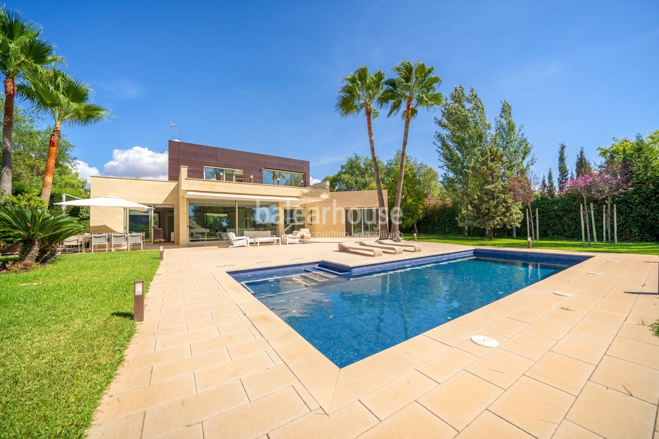 Modern villa with ample light-filled spaces, large garden and swimming pool very close to Palma.