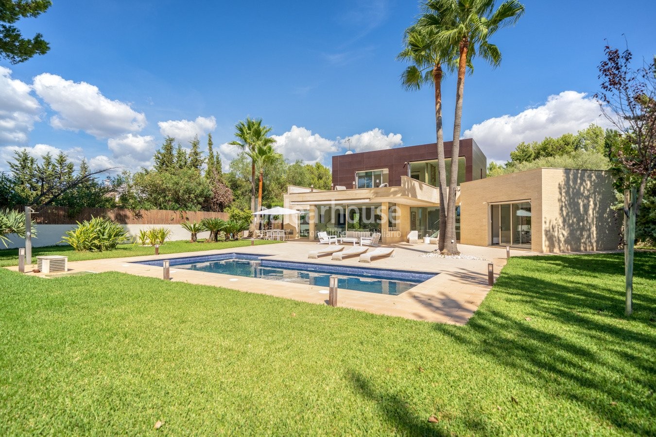 Modern villa with ample light-filled spaces, large garden and swimming pool very close to Palma.