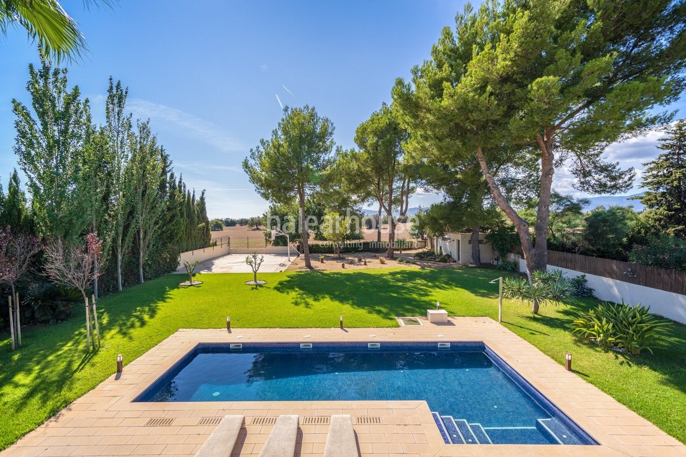 Modern villa with ample light-filled spaces, large garden and swimming pool very close to Palma.