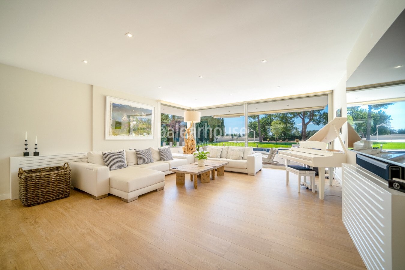 Moderne, lichtdurchflutete Villa mit großem Garten und Schwimmbad ganz in der Nähe von Palma.