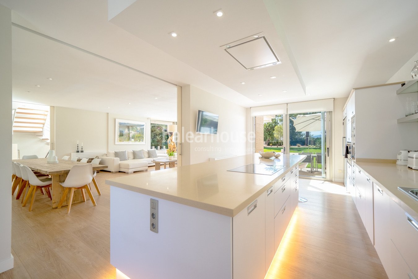 Moderne, lichtdurchflutete Villa mit großem Garten und Schwimmbad ganz in der Nähe von Palma.