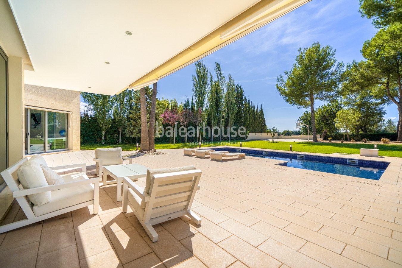 Modern villa with ample light-filled spaces, large garden and swimming pool very close to Palma.
