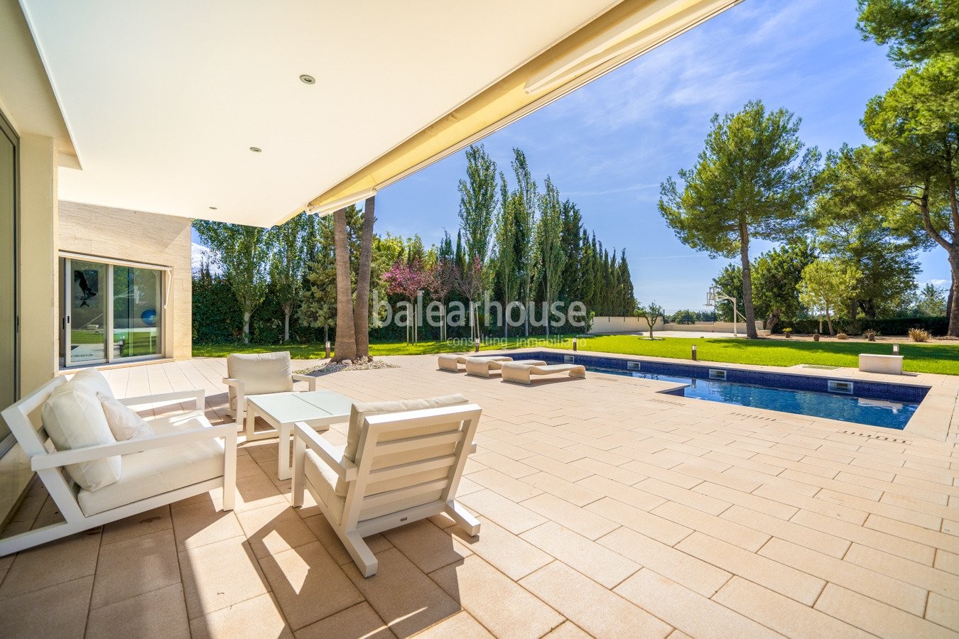 Moderne, lichtdurchflutete Villa mit großem Garten und Schwimmbad ganz in der Nähe von Palma.