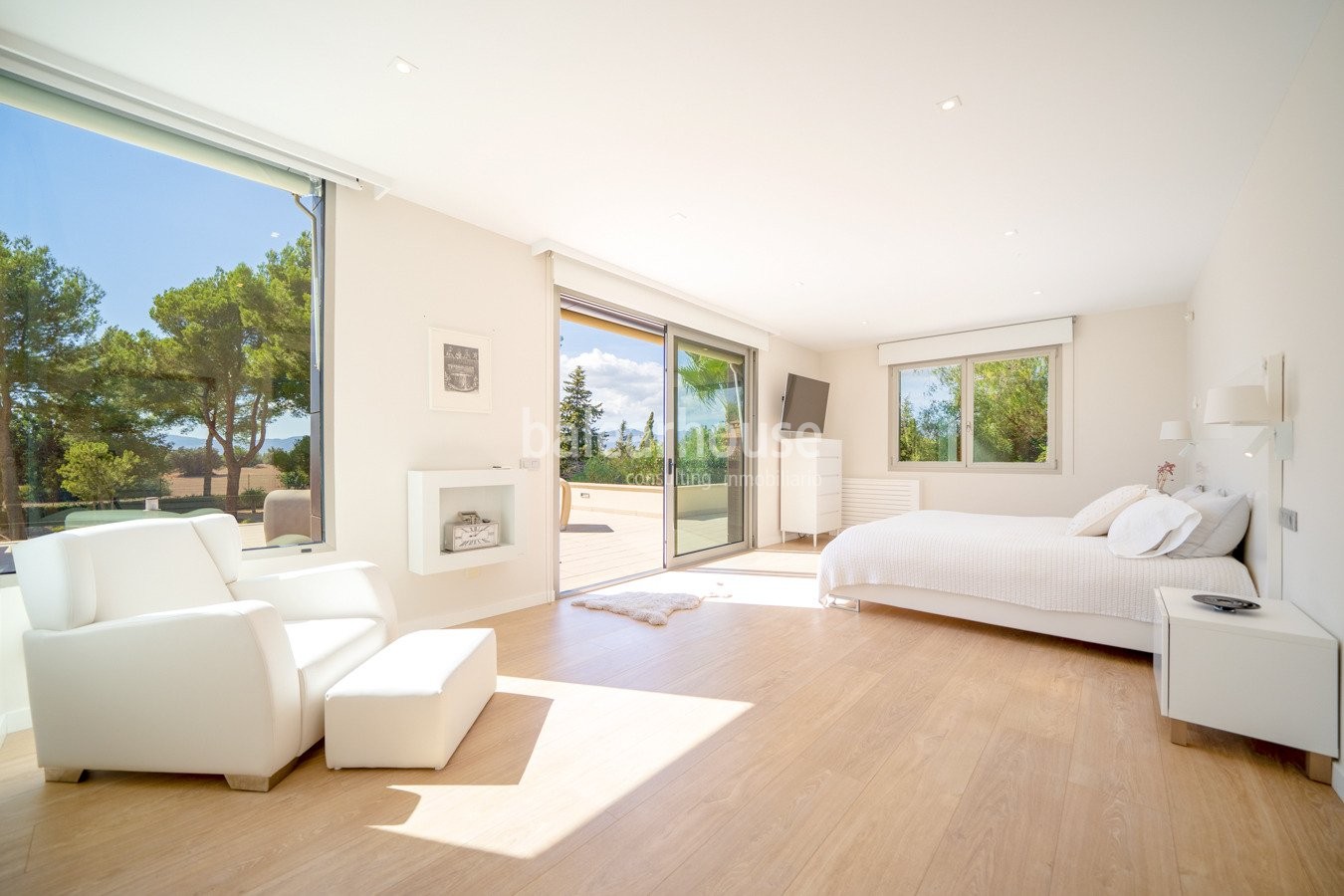 Moderne, lichtdurchflutete Villa mit großem Garten und Schwimmbad ganz in der Nähe von Palma.