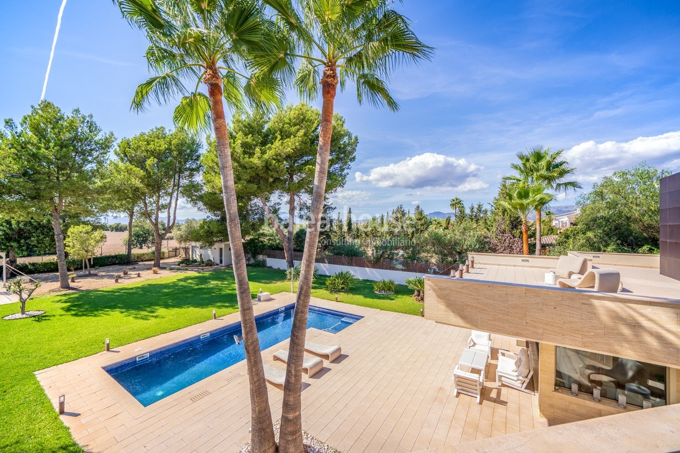 Moderno chalet de amplios espacios llenos de luz, con gran jardín y piscina muy cerca de Palma.