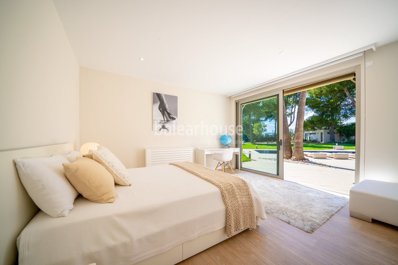 Moderne, lichtdurchflutete Villa mit großem Garten und Schwimmbad ganz in der Nähe von Palma.