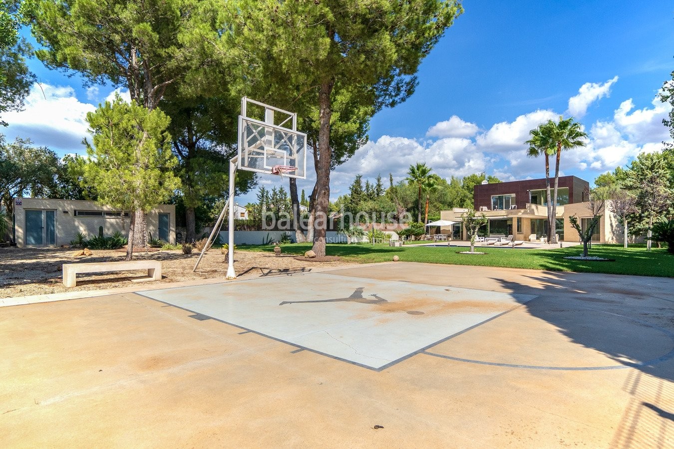 Moderne, lichtdurchflutete Villa mit großem Garten und Schwimmbad ganz in der Nähe von Palma.