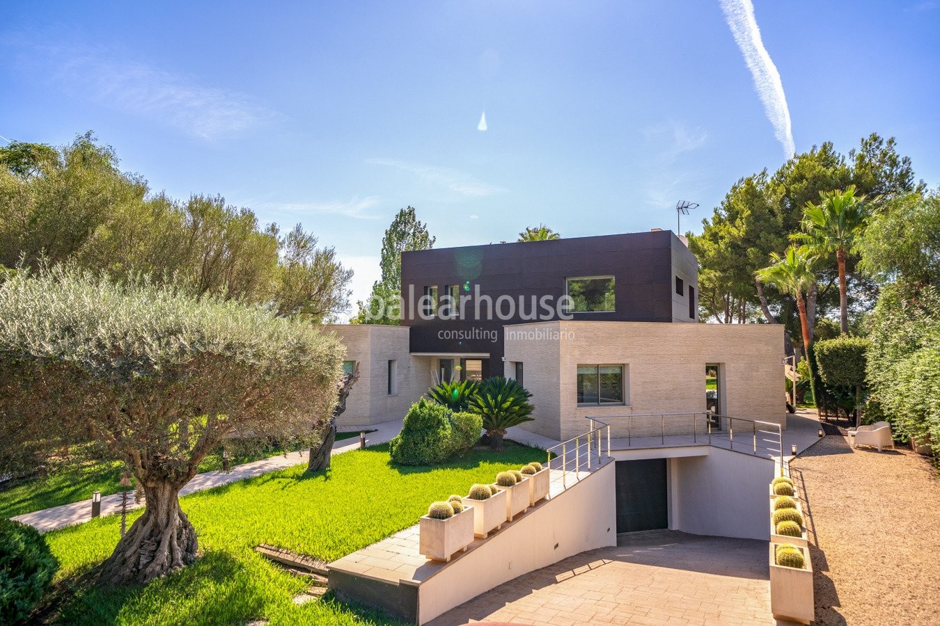 Moderne, lichtdurchflutete Villa mit großem Garten und Schwimmbad ganz in der Nähe von Palma.