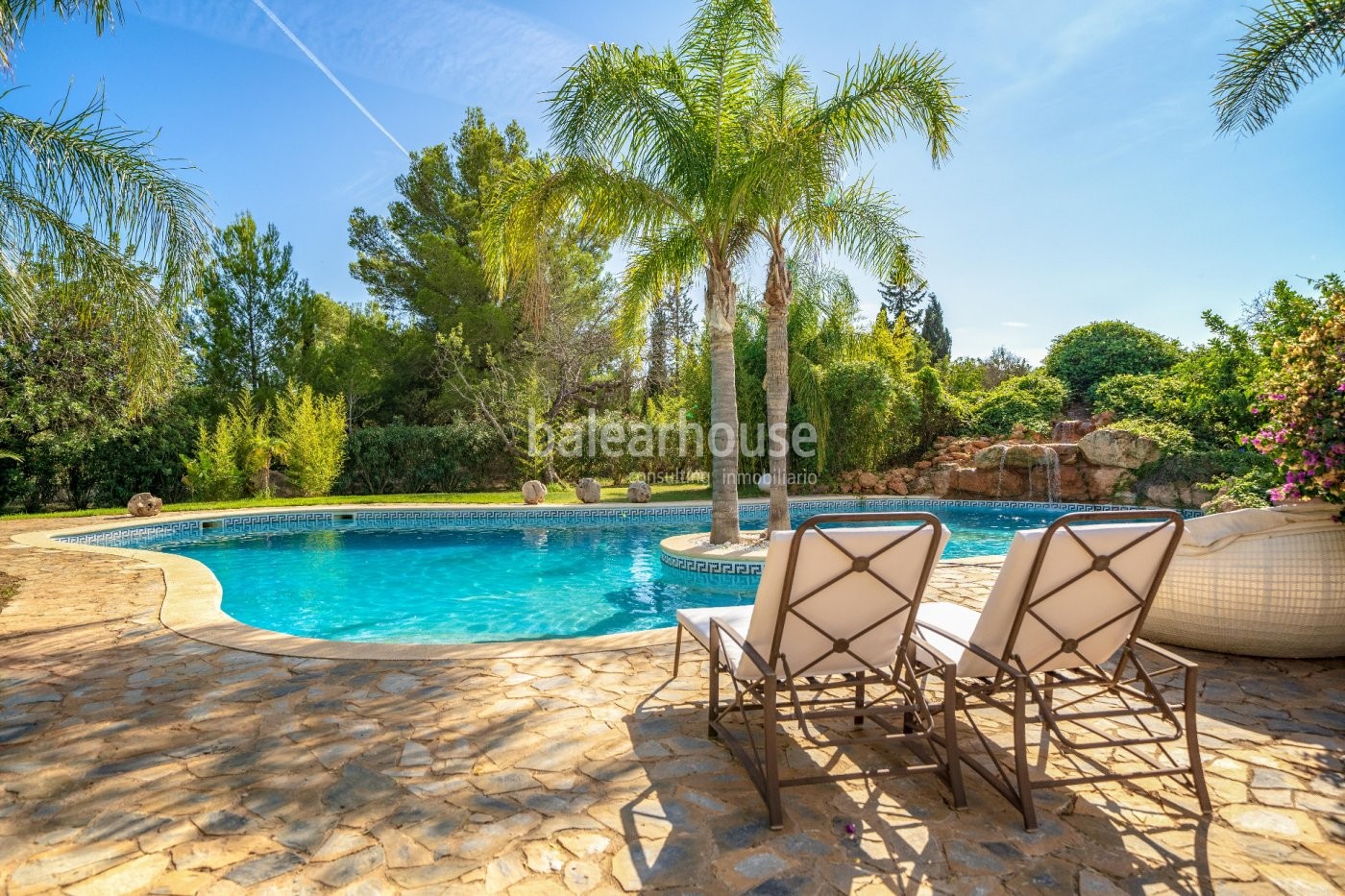 Excellent rustic finca with large garden and swimming pool at the foot of the Tramuntana mountains.