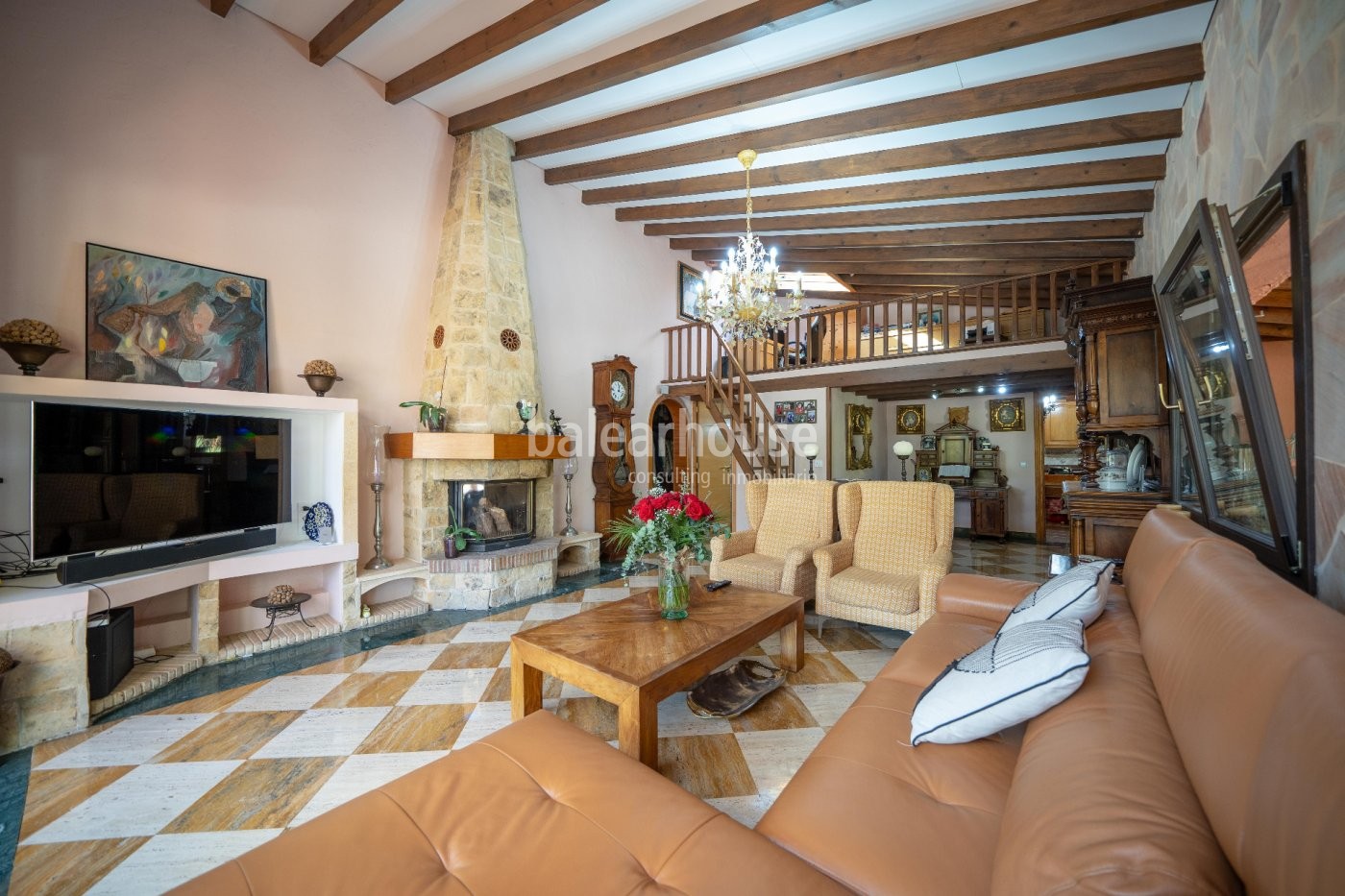 Excellent rustic finca with large garden and swimming pool at the foot of the Tramuntana mountains.