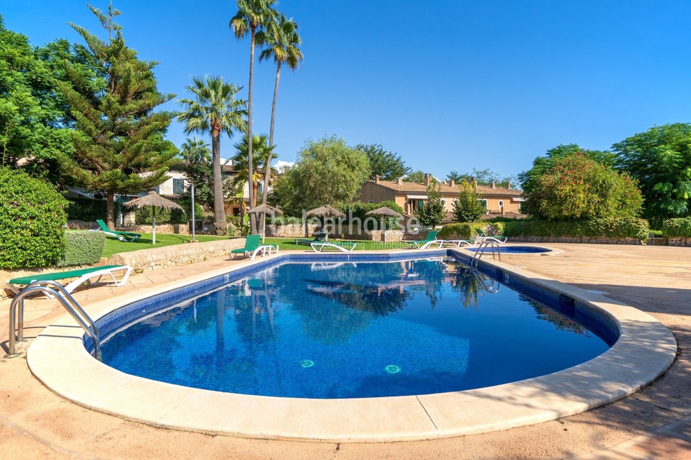 Excelente chalet pareado con grandes terrazas en la verde zona de Sa Teulera en Palma.