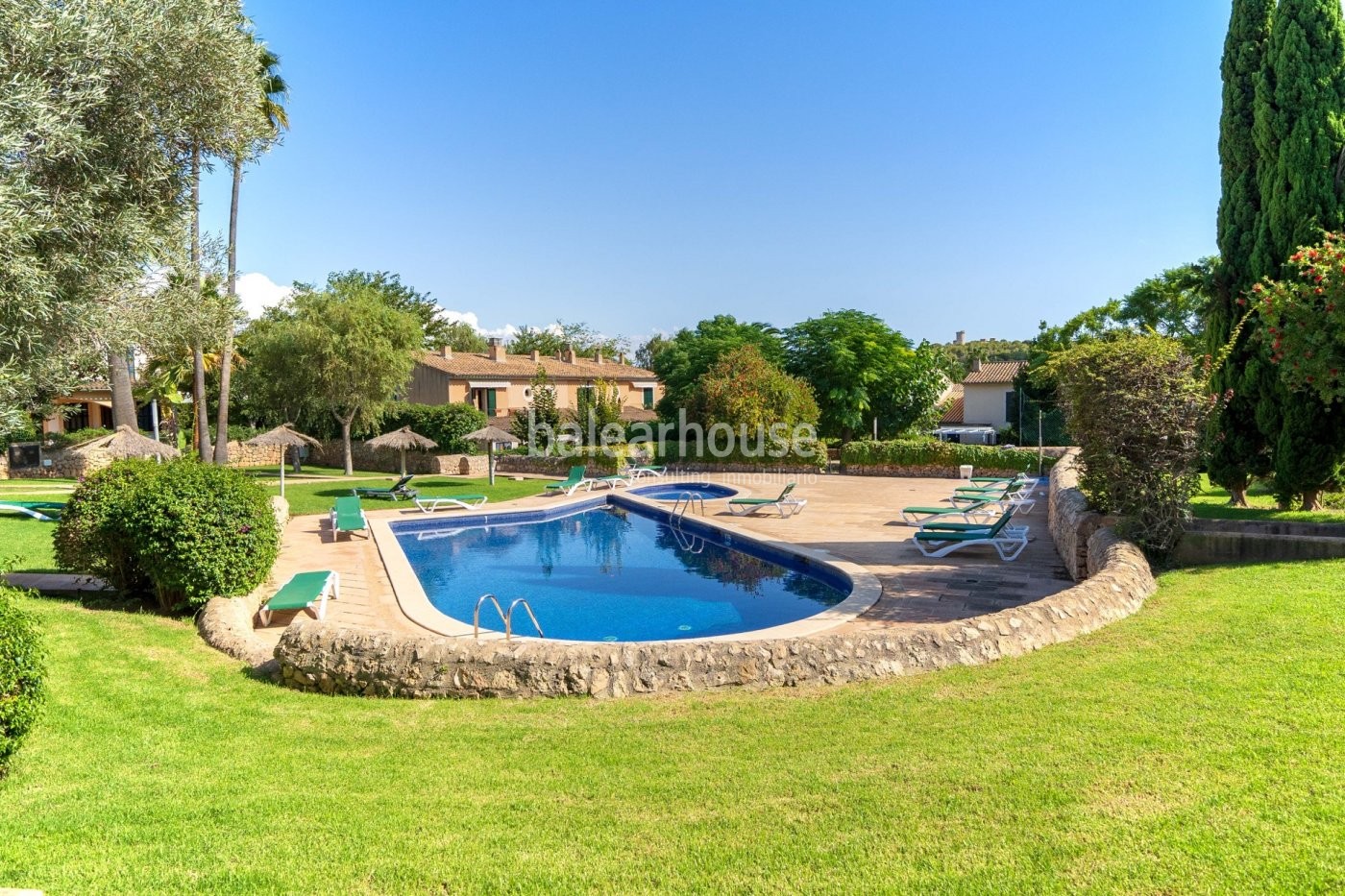 Excellent semi-detached house with large terraces in the green area of Sa Teulera in Palma.
