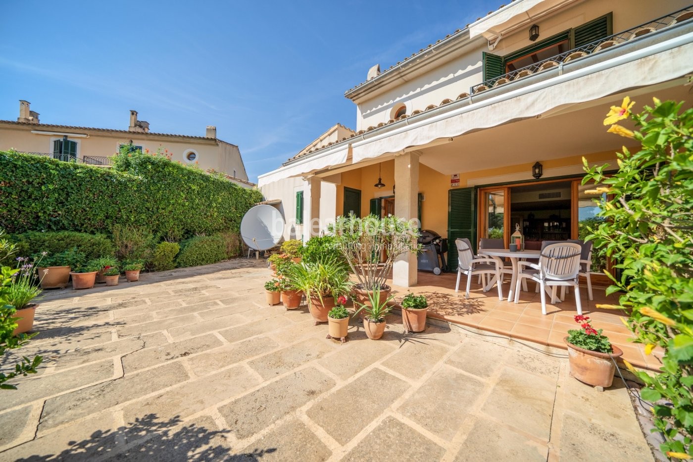 Excelente chalet pareado con grandes terrazas en la verde zona de Sa Teulera en Palma.