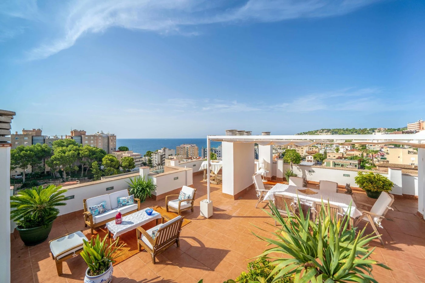 Magnificent penthouse in San Agustin full of light with private solarium and splendid sea views.