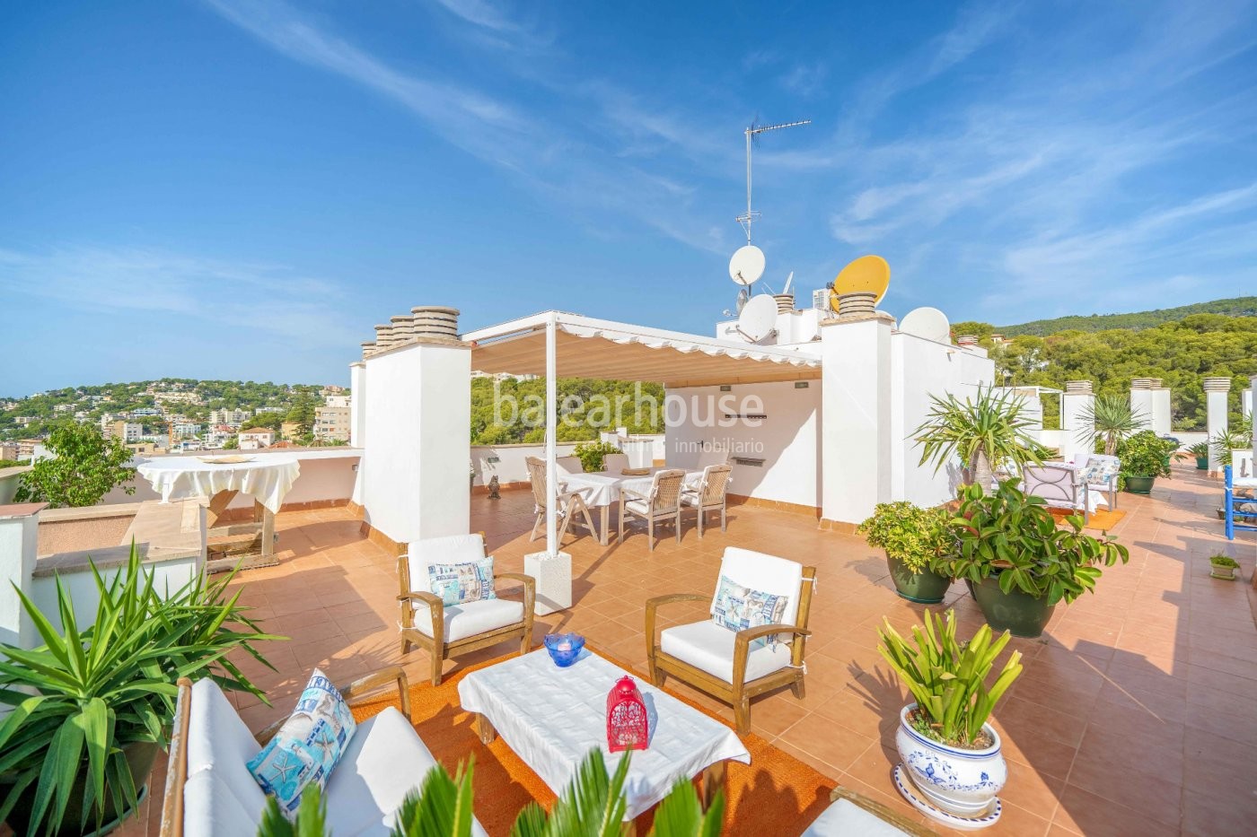 Magnificent penthouse in San Agustin full of light with private solarium and splendid sea views.