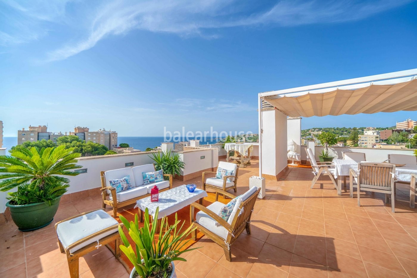 Magnificent penthouse in San Agustin full of light with private solarium and splendid sea views.