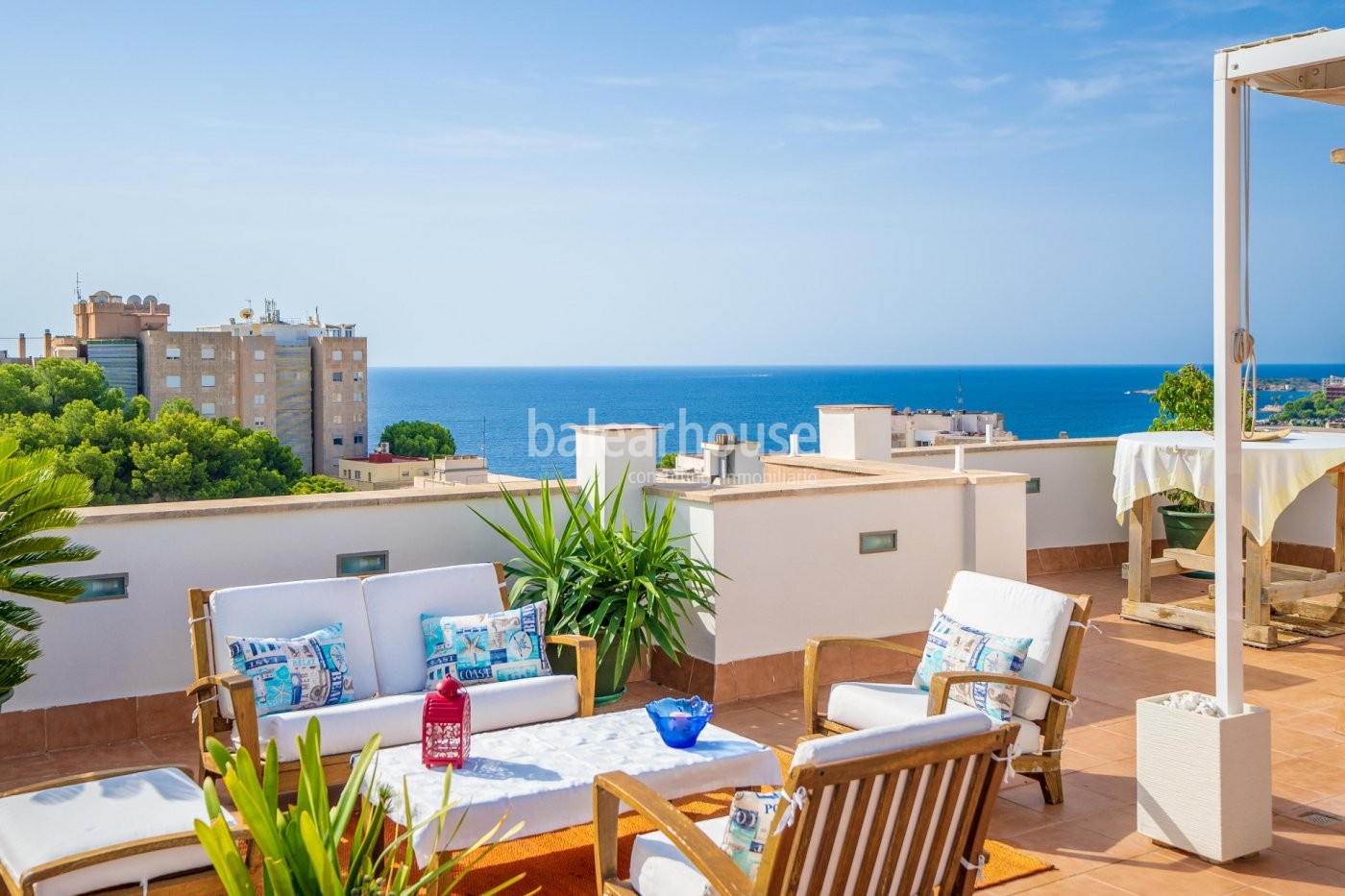 Magnificent penthouse in San Agustin full of light with private solarium and splendid sea views.