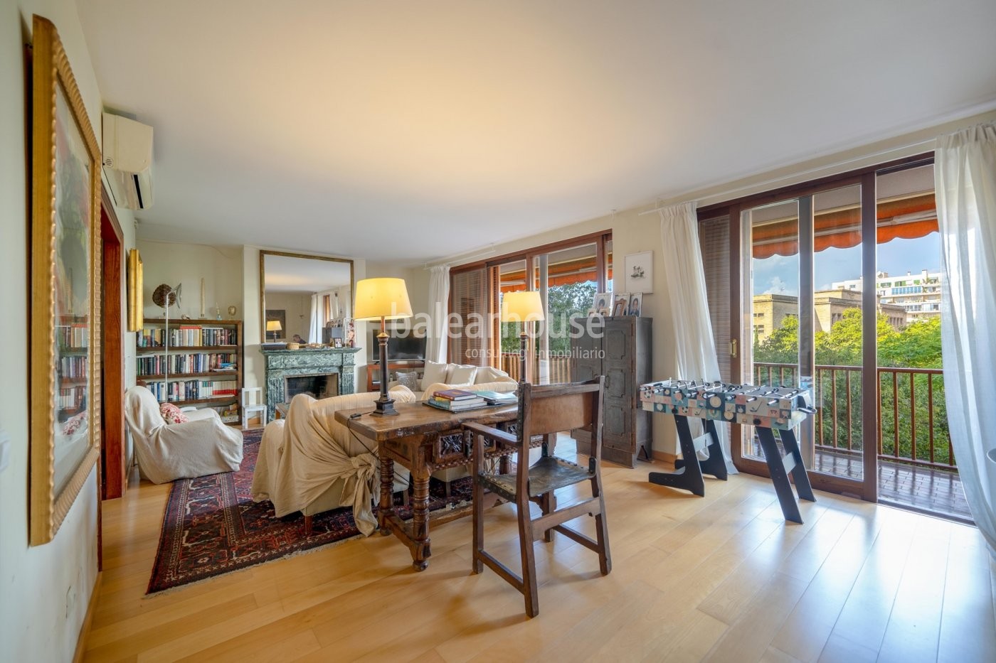 Gran piso inundado de luz que se asoma a todo el esplendor del Paseo Mallorca en Palma.