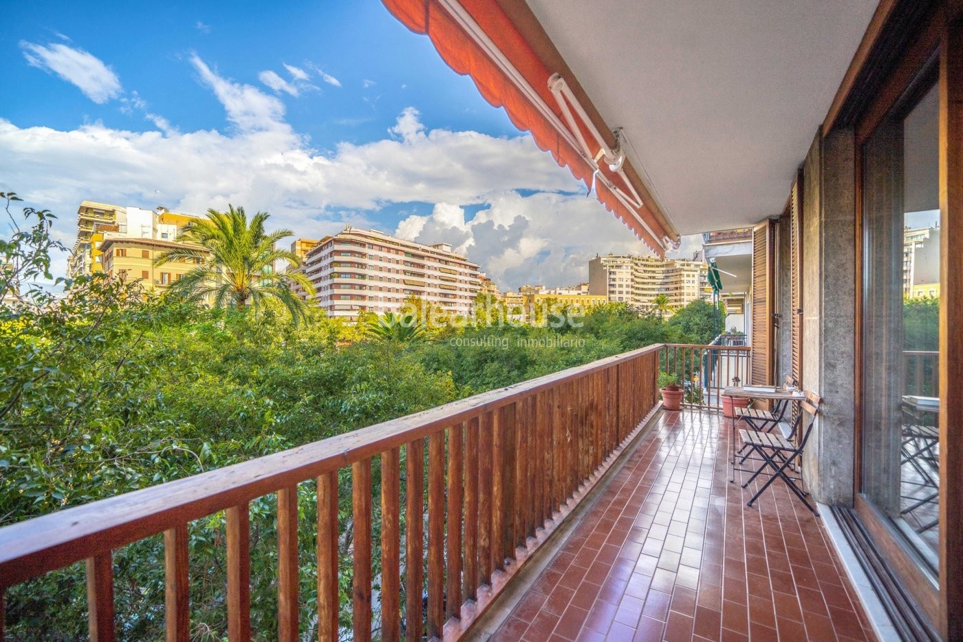 Gran piso inundado de luz que se asoma a todo el esplendor del Paseo Mallorca en Palma.