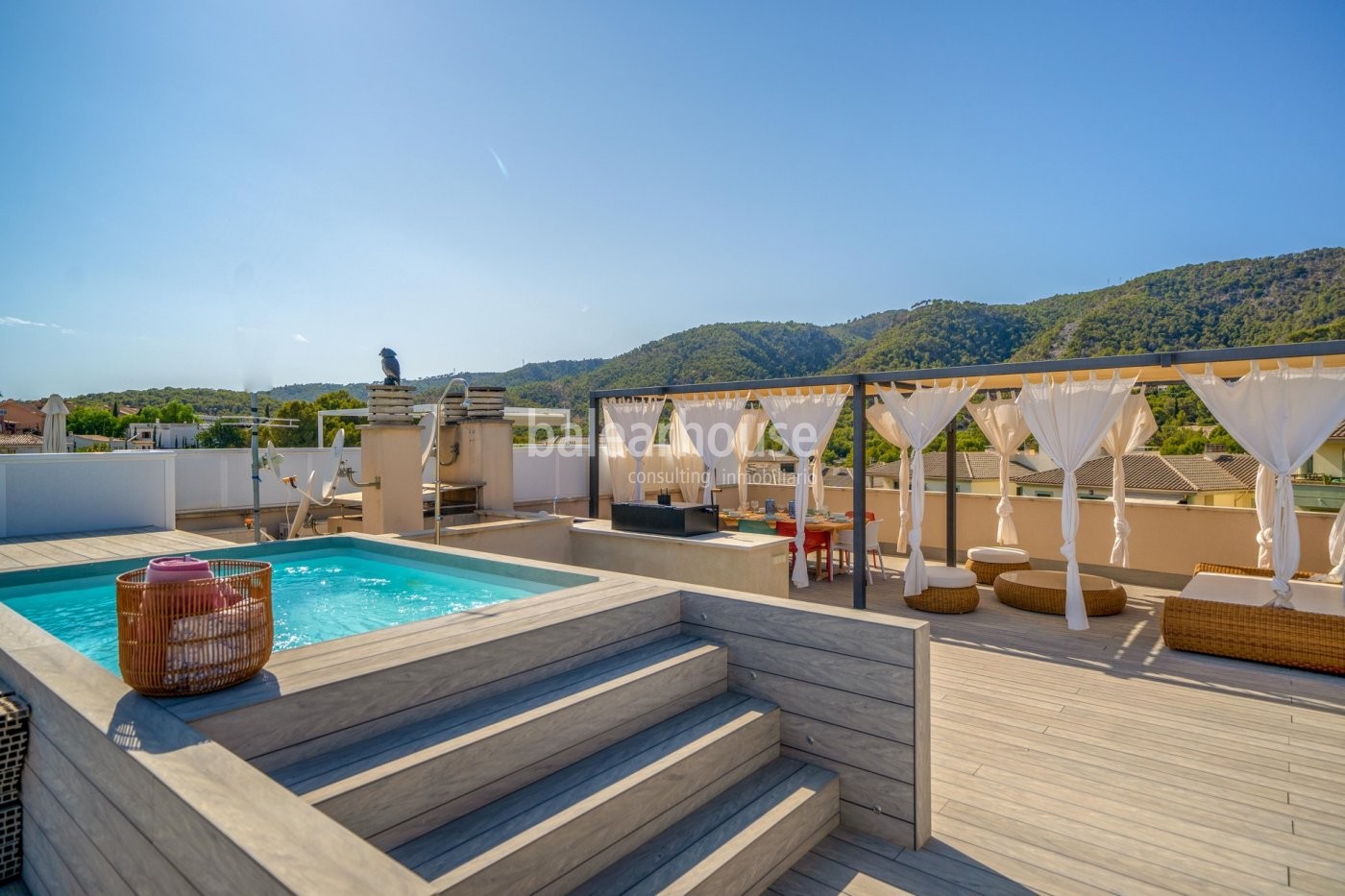 Luminoso ático en San Agustín con solárium y piscina privados en un verde entorno junto al mar.