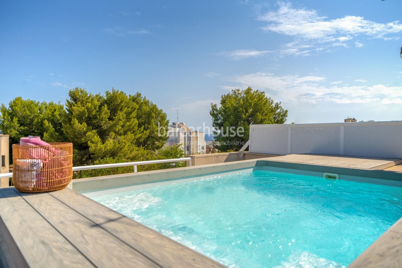 Luminoso ático en San Agustín con solárium y piscina privados en un verde entorno junto al mar.