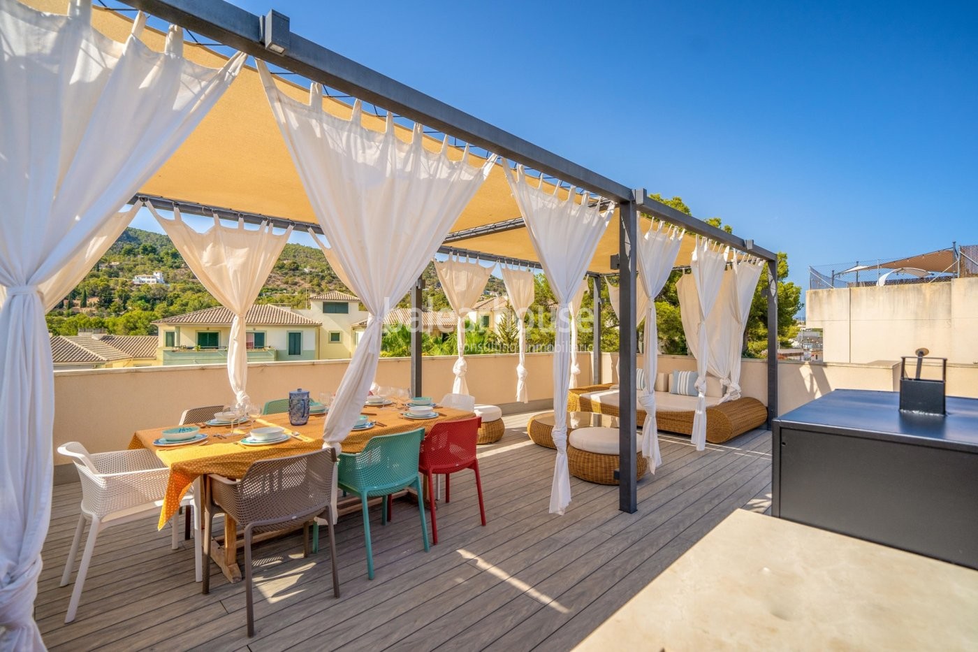 Luminoso ático en San Agustín con solárium y piscina privados en un verde entorno junto al mar.