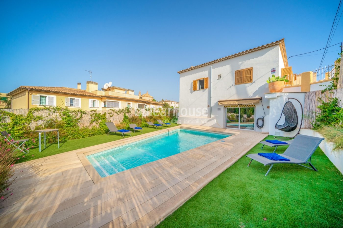 Helle Villa mit Pool und Garten im privilegierten Südwesten von Mallorca in Calvia.