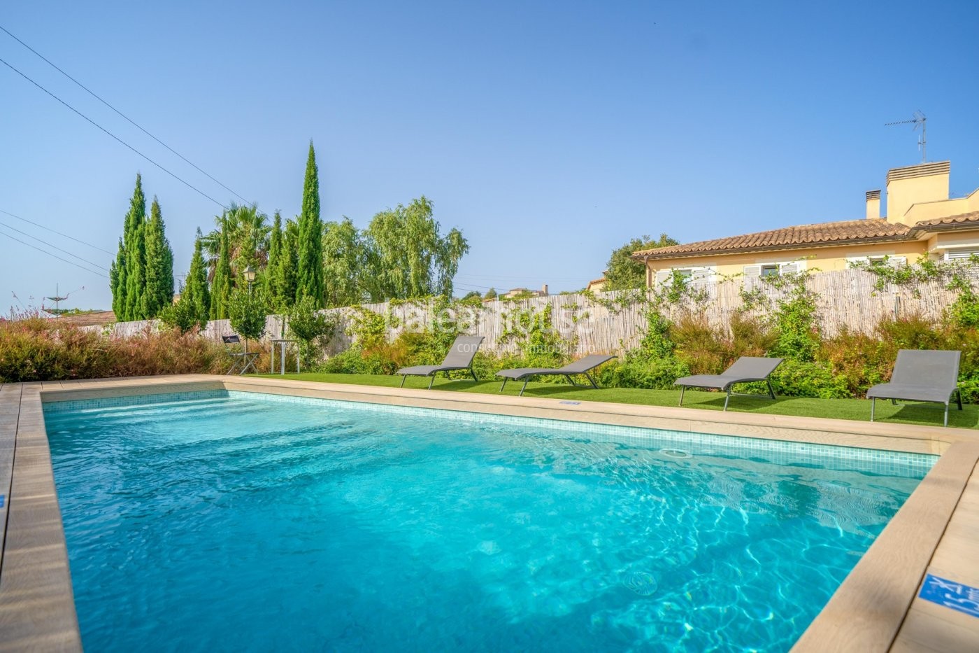 Luminoso chalet con piscina y jardín en la privilegiada zona suroeste de Mallorca de Calviá.