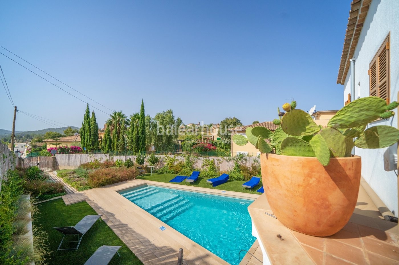 Helle Villa mit Pool und Garten im privilegierten Südwesten von Mallorca in Calvia.