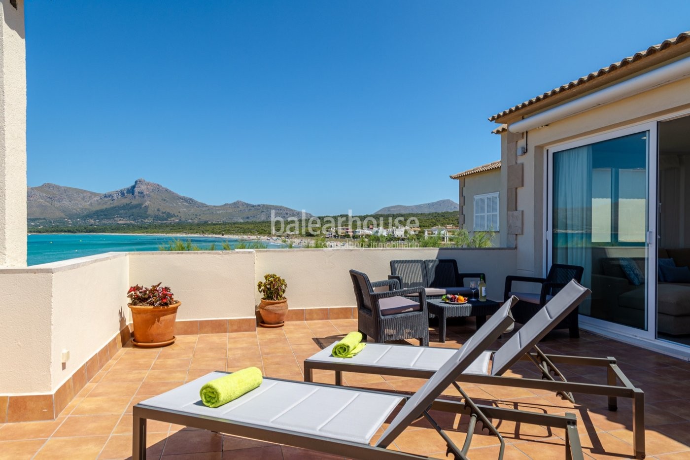 Excelente ático dúplex con una inmejorable ubicación en primera línea de mar en Son Serra de Marina