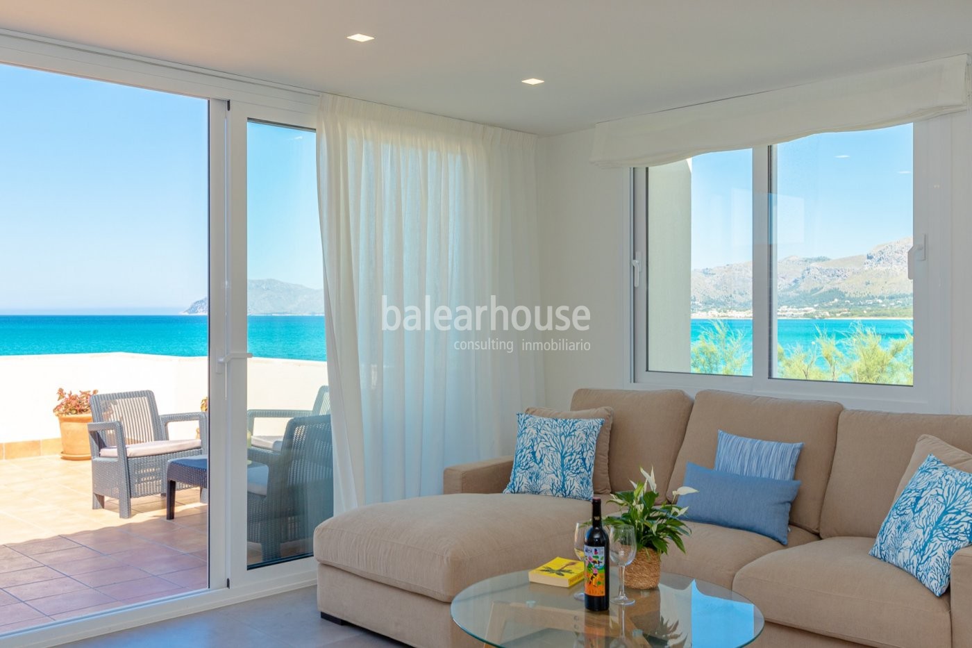 Excellent duplex penthouse with an unbeatable seafront location in Son Serra de Marina.