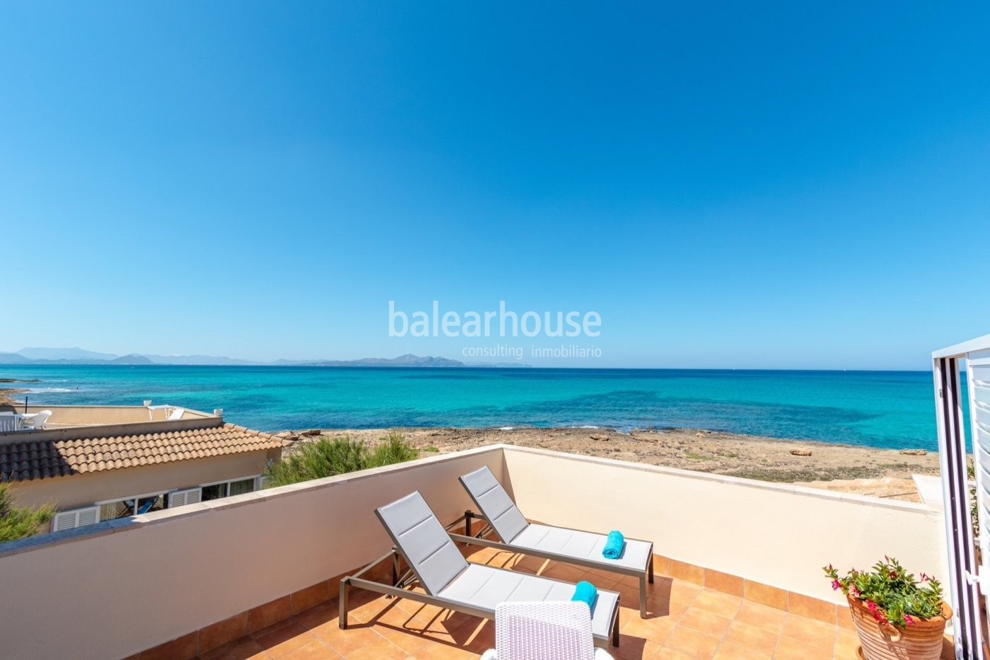 Estupendo ático dúplex en primera línea con unas impresionantes vistas al mar en Son Serra de Marina