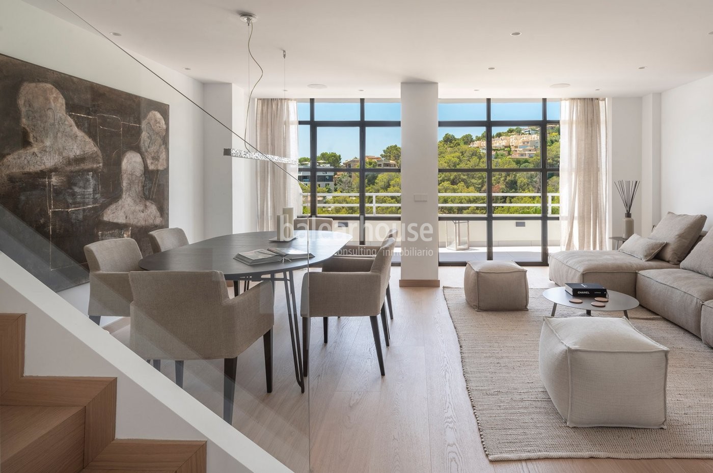 Espectacular ático tríplex con vistas al mar, solárium privado y un elegante diseño contemporáneo.